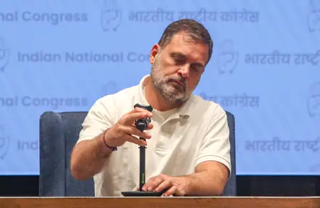 चुनाव आयोग जनता को गुमराह कर रहा